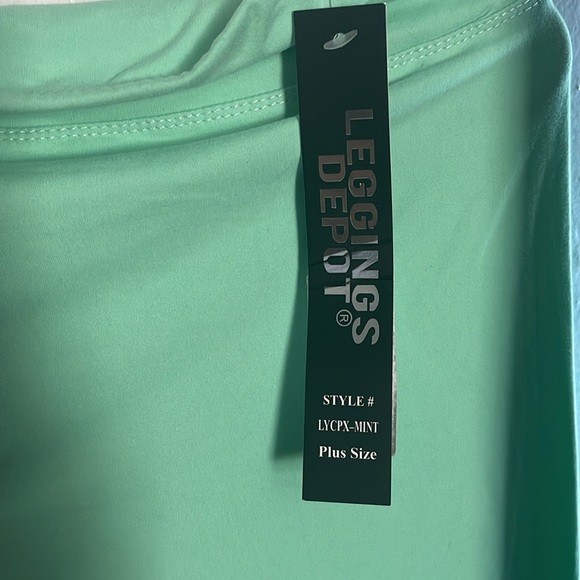 Capri Leggings by Leggings Depot plus size - Picture 3 of 3